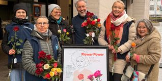 Fair gehandelte Rosen: Gina Rupp, Christiane Ris, Leonore Biester, Max Nowak, Kira Morgan, Dagmar Reiser (von links). Bild: z